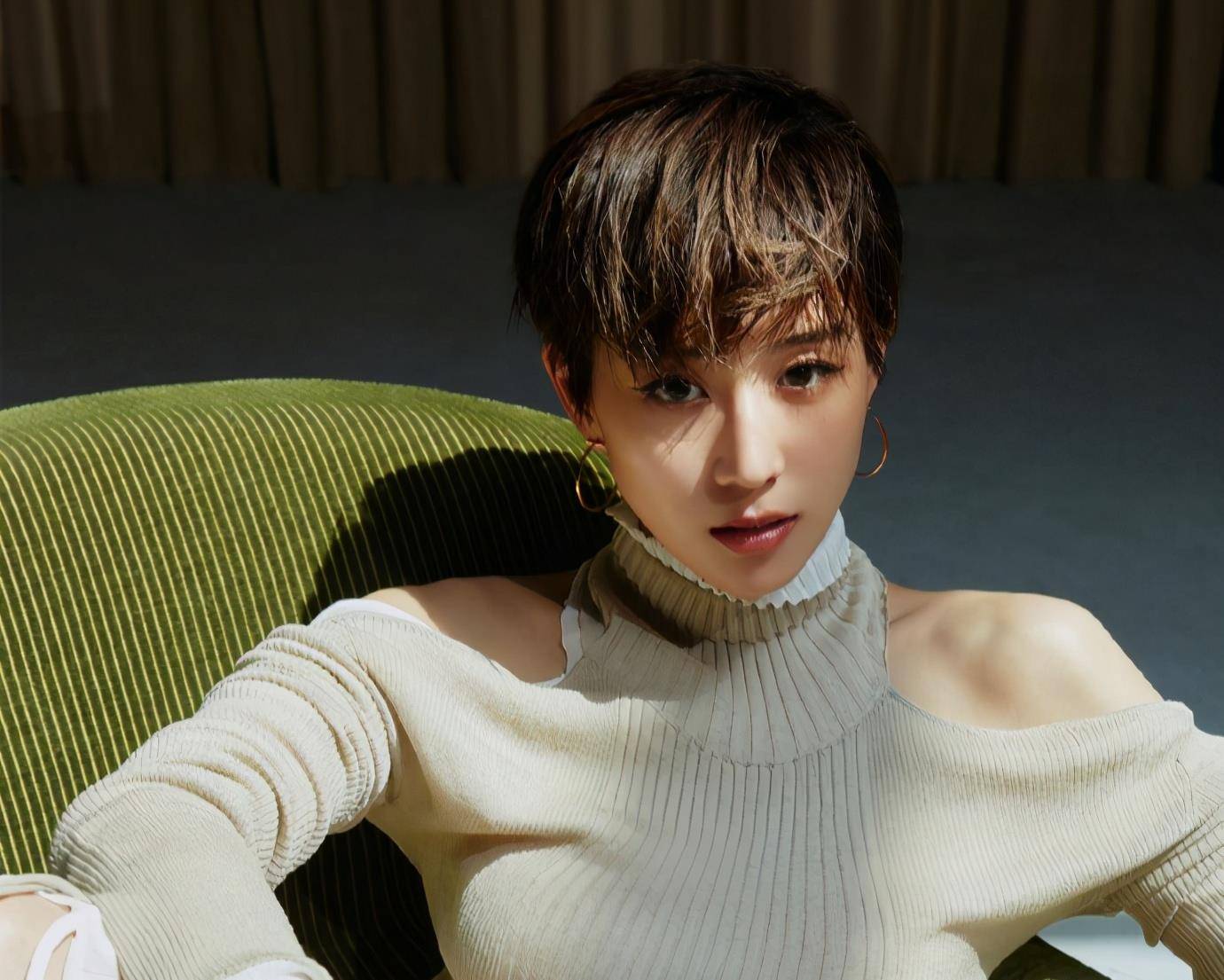 除了这一段,张钧甯还与某公司ceo黄凯伟有过两年的甜蜜爱情 .