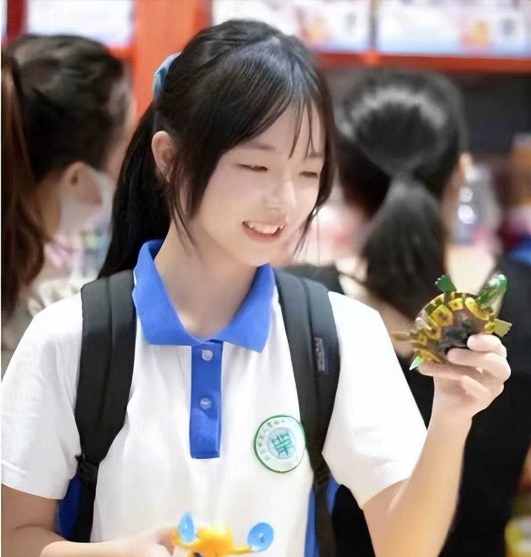 然而,当一组深圳女高中生的照片走红后,不少同学才意识到原来中国也有