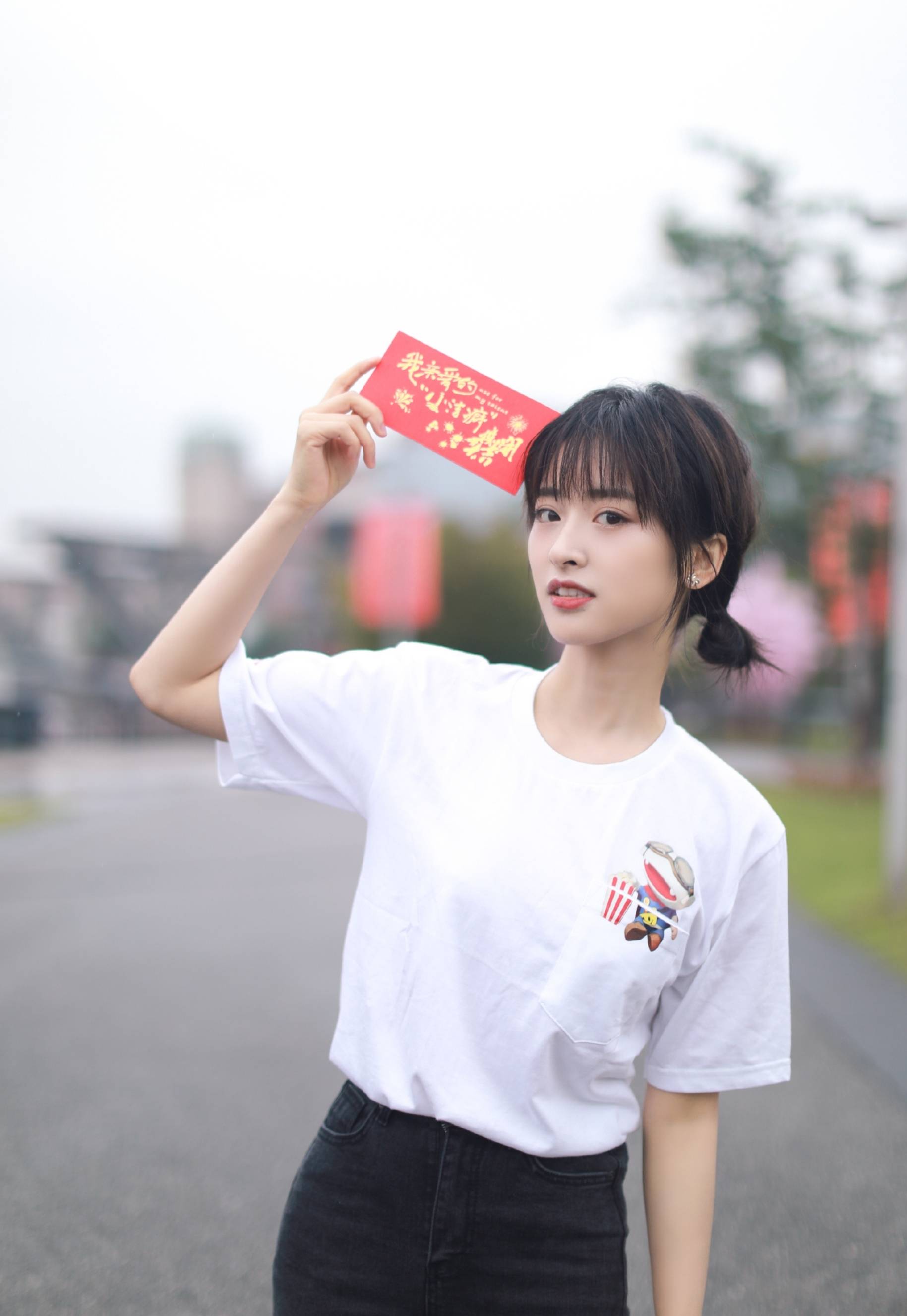 沈月真的有好好减肥,当她穿休闲装 拖鞋自拍时,真实腿型让人羡慕_初恋