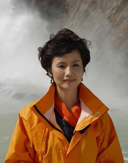 徐俐生活现状曝光:管二婚老公叫哥哥,开国产车自驾游享受生活_儿子