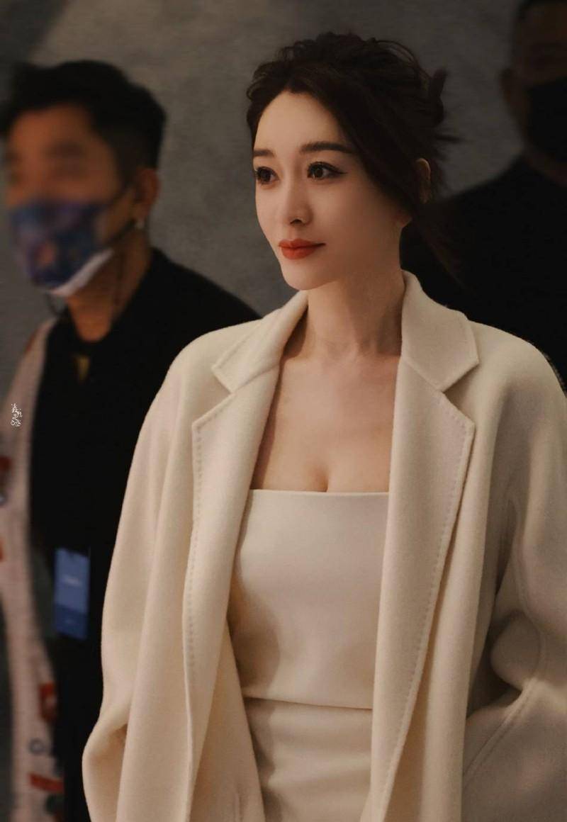 当杨幂和李小冉同晒活动照,终于知道贵妇美和少女美的差距有多大_女性