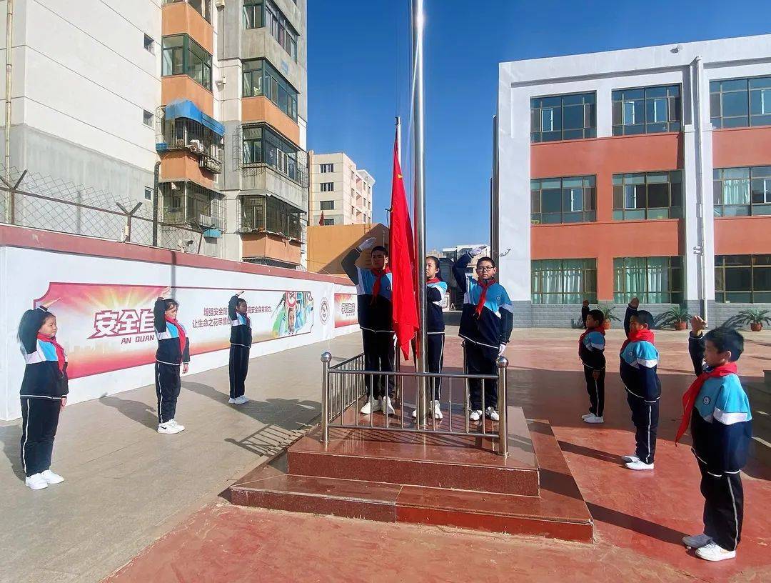 包头市包钢一小举行"争做民族团结石榴籽"主题升旗仪式_中华民族_进步