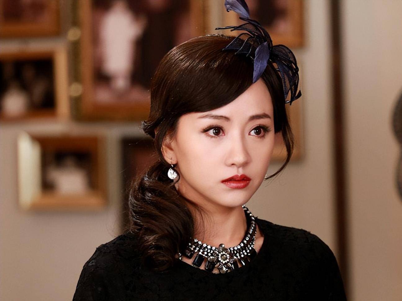 在小欢云之后,杨蓉饰演了《千金女贼》中心的冷酷反派杜小寒.