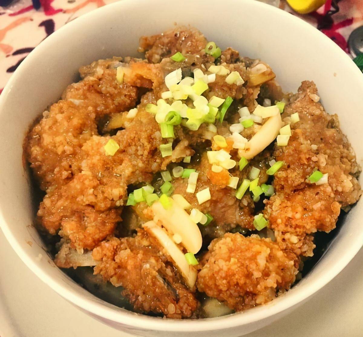 芋头玉米粉蒸肉3.翻炒.加少许盐.搅拌均匀.从锅中取出并放在盘子上.