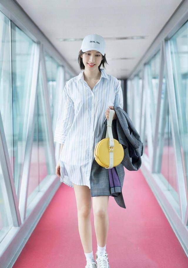 剪了齐肩短发的张俪好洋气,穿绿色格纹西装亮相,用信封包作腰带_女性