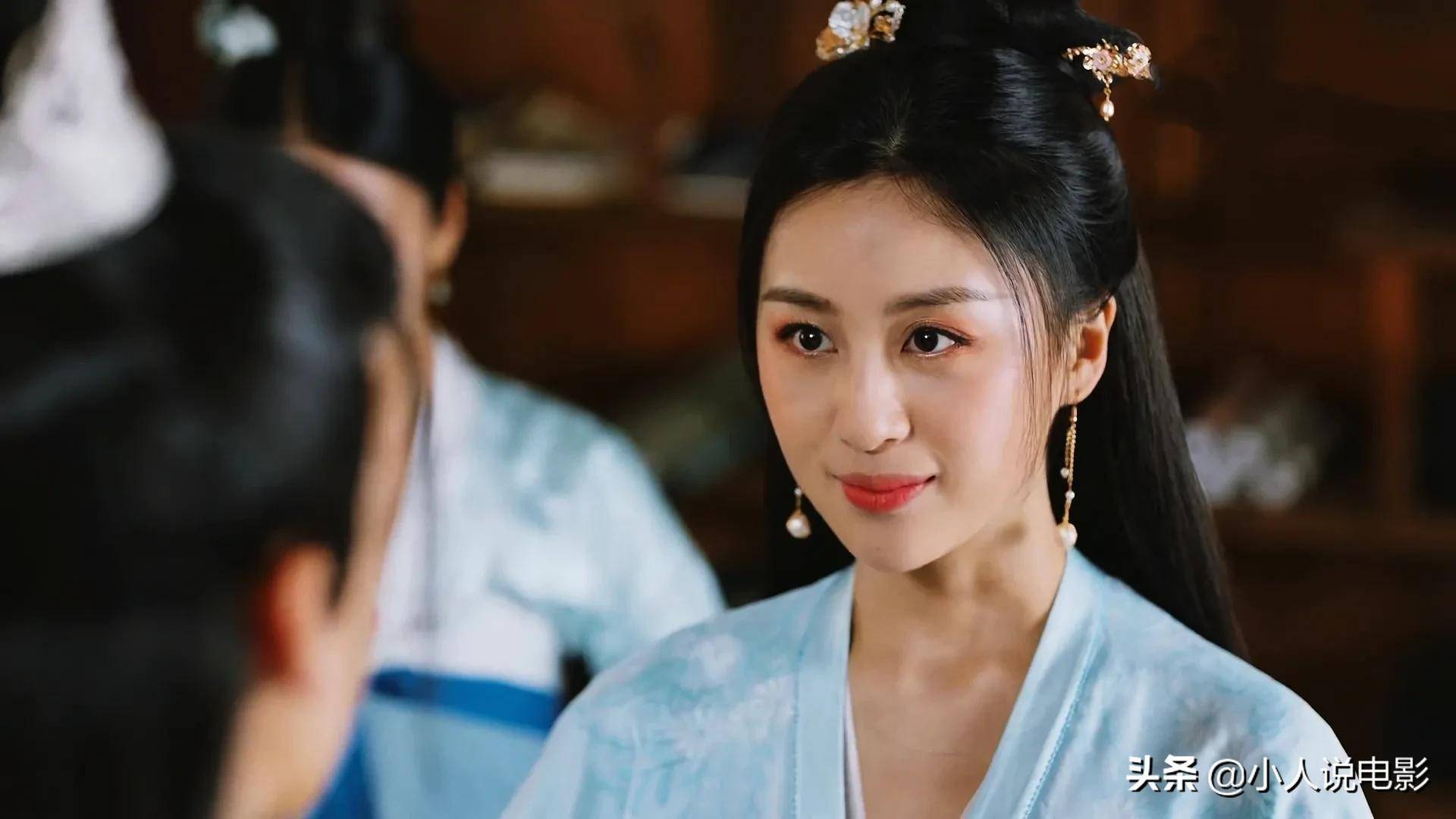 便把自家仓库里的白狐皮做成衣服送给班婳,还趁此机会向班婳表白爱意!