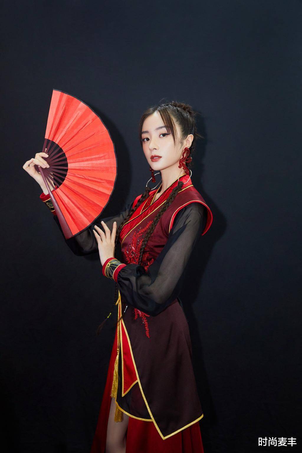 胡冰卿懒理绯闻,穿酒红色上衣配开叉亮片裙,躺地上美腿更撩人了_显得