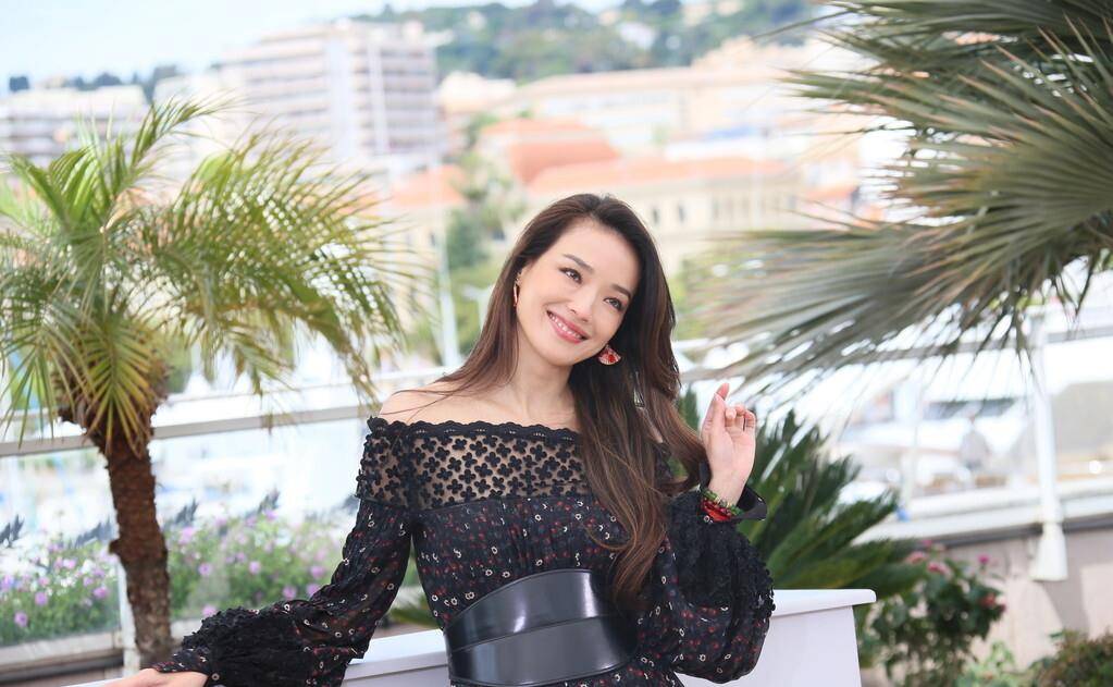 为杂志品牌拍摄,浴袍照片的"女人味",红色大衣的霸气_电影_生活_明星