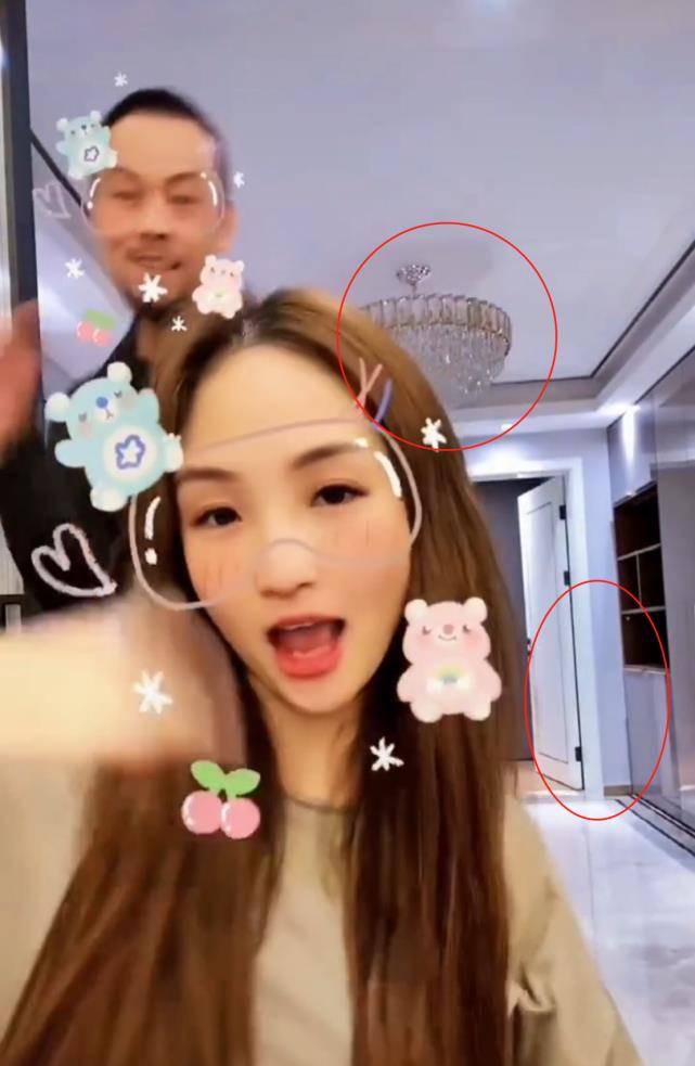 "罕秀恩爱,小20岁娇妻长相甜美,住豪宅手上钻戒抢镜_晋松_李汶桐_妻子