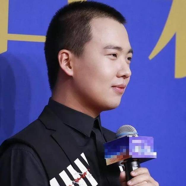 郭麒麟寸头造型出席活动,身材发胖憨态可掬,越来越像郭德纲?