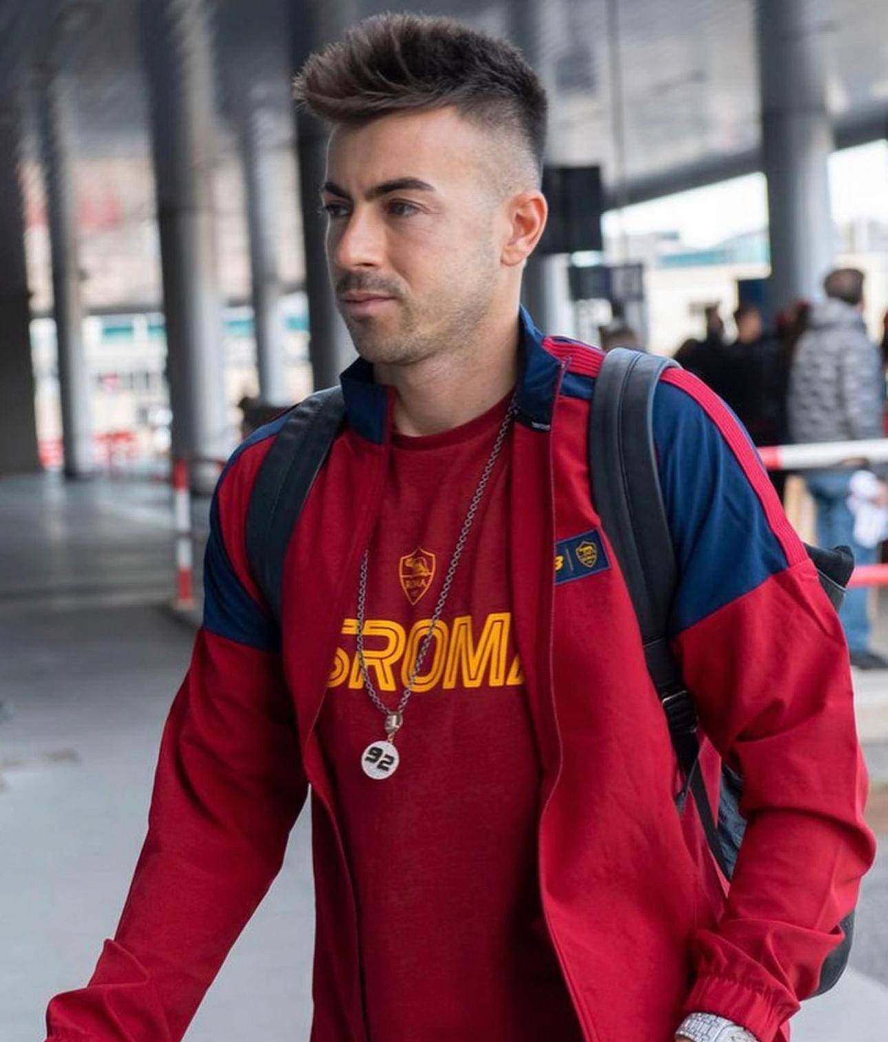 白头发老头在下半场,果断用斯皮纳佐拉,换下了小法老沙拉维,保持左路