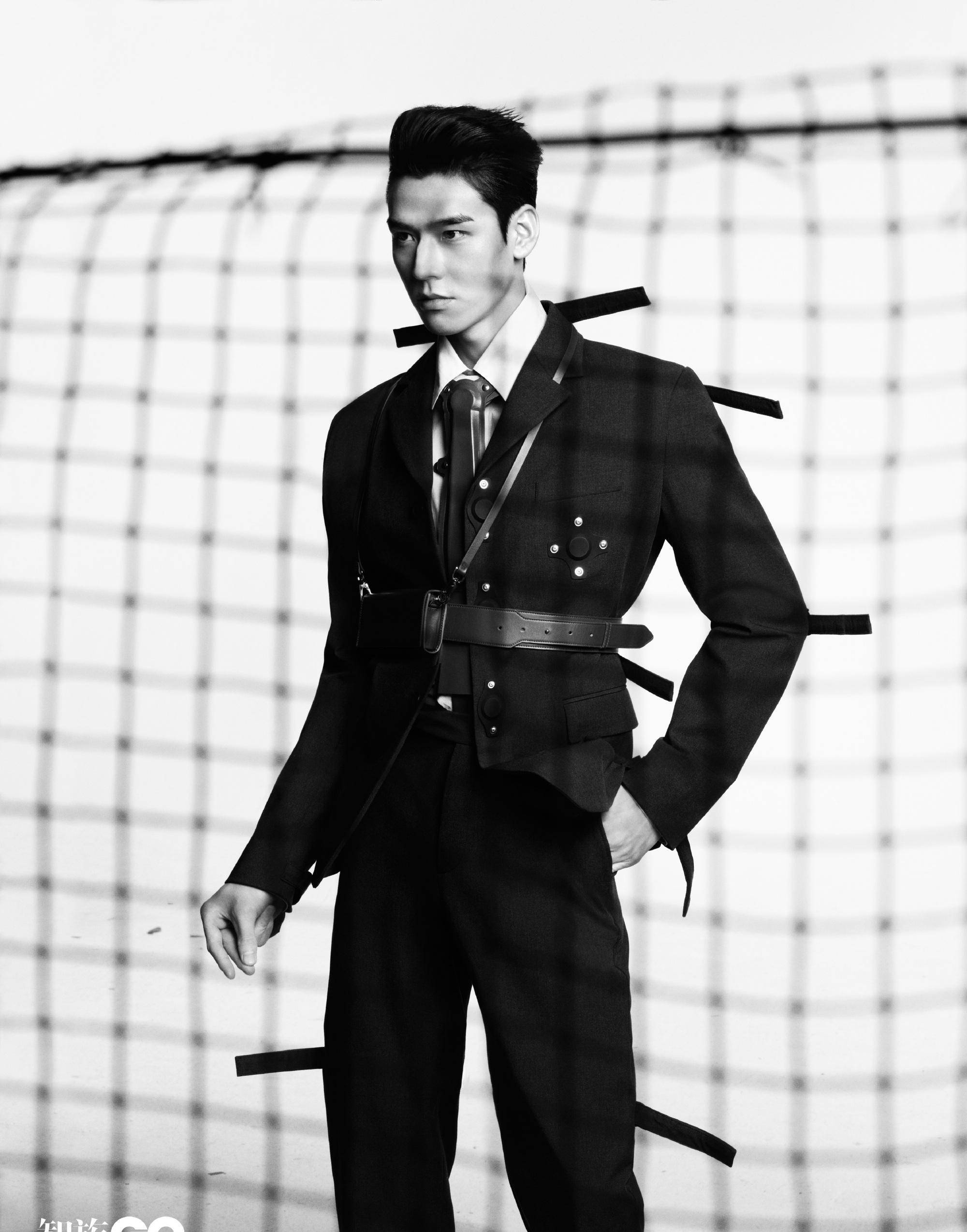 龚俊登gq三月刊封面,展示身体局部特写,荷尔蒙爆棚_黑色_白色_时尚