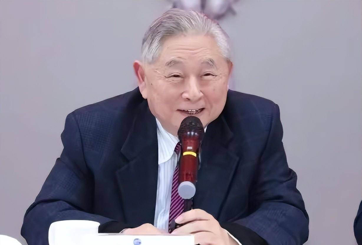 国乒在成为乒坛霸主之前,就是徐寅生这一代球员,利用我们传统的直拍