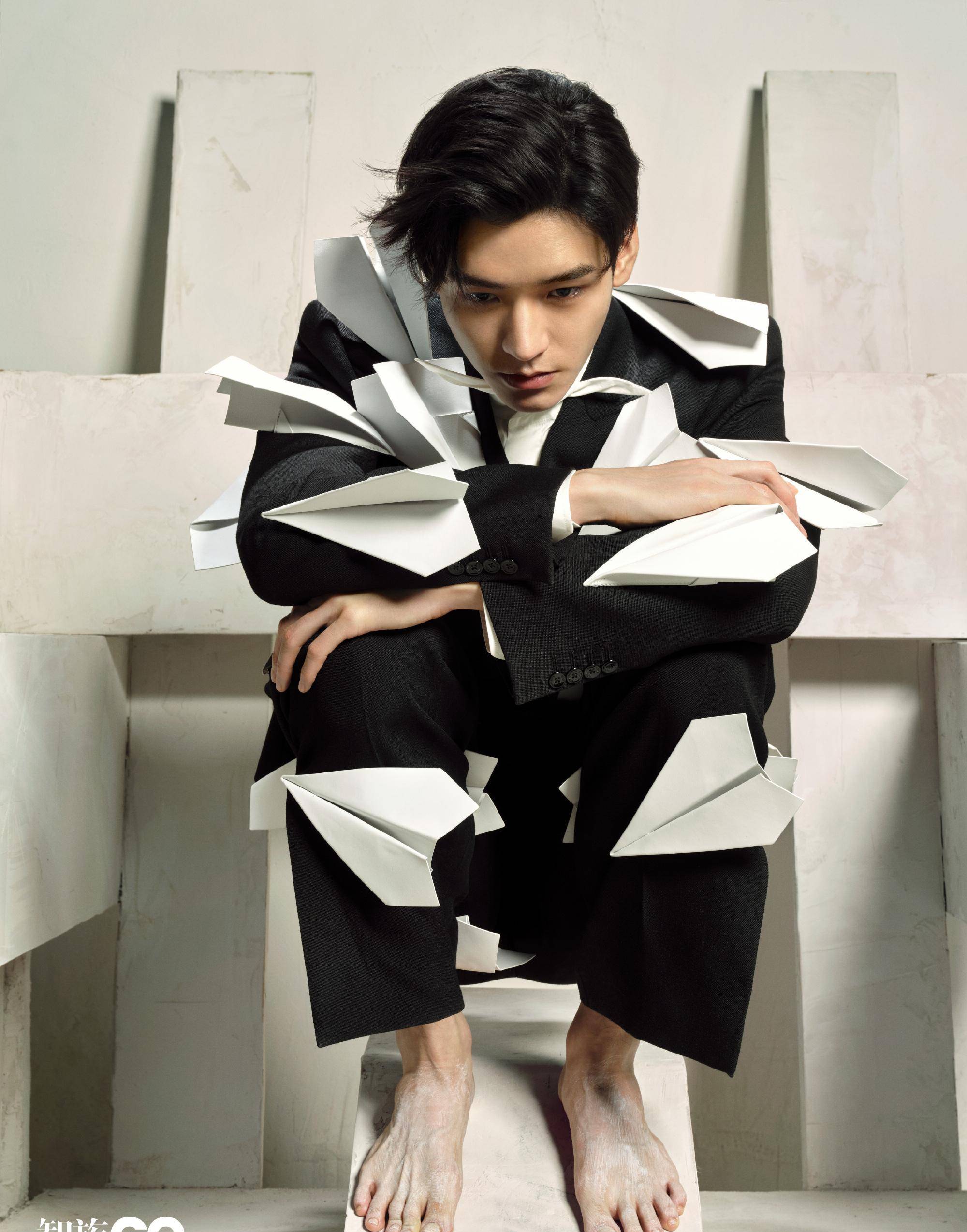 龚俊登gq三月刊封面,展示身体局部特写,荷尔蒙爆棚_黑色_白色_时尚