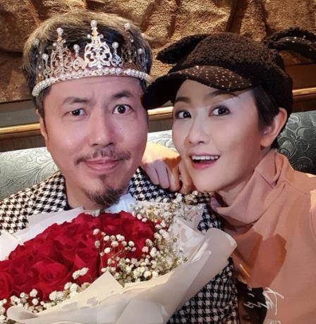 黄国伦59岁生日,紫寇乃馨送百万吉他!