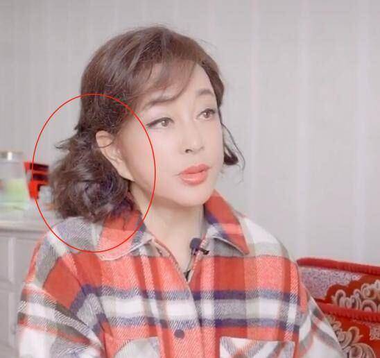 在这段视频中,刘晓庆的耳朵也很奇怪.