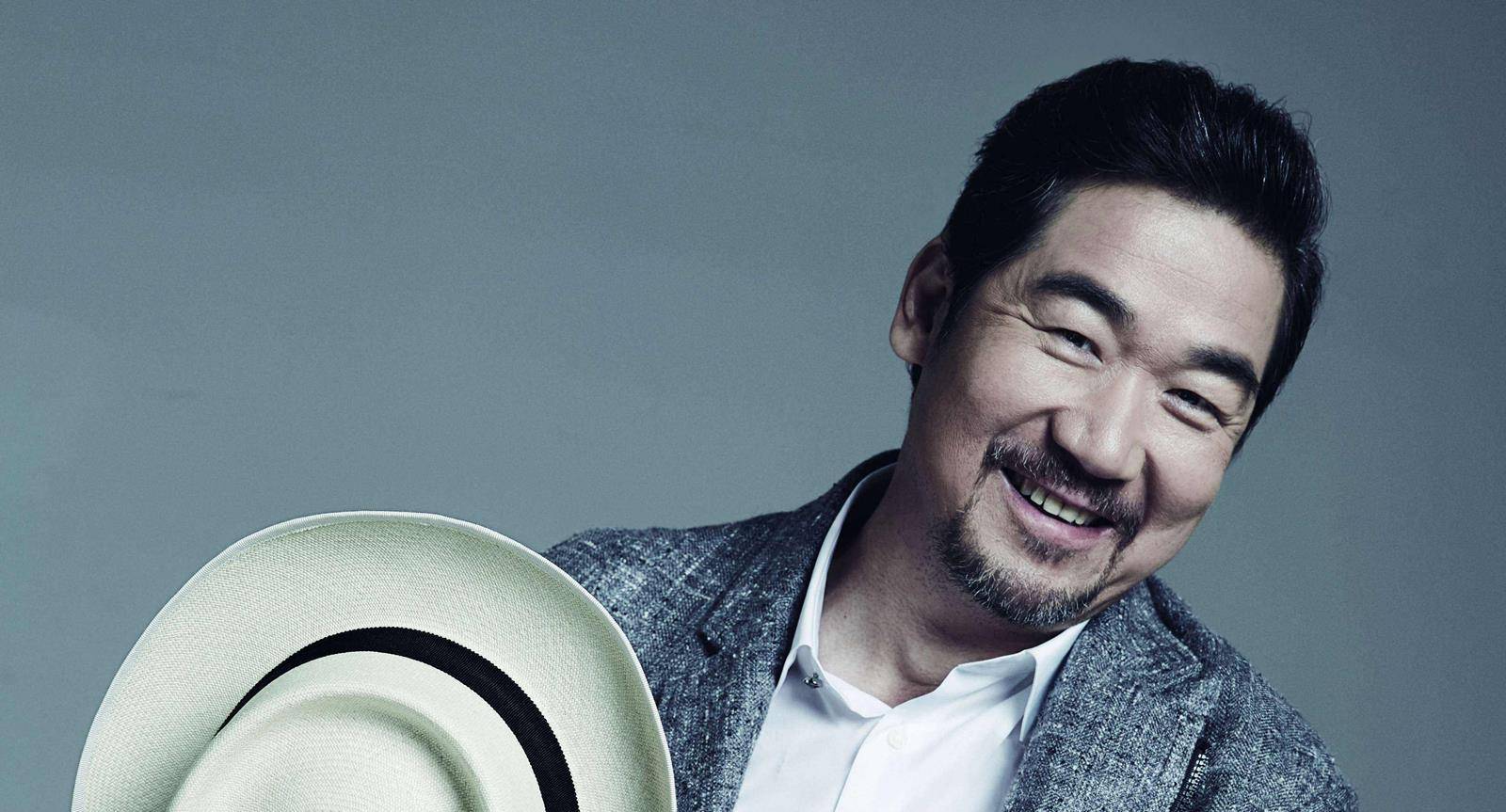 明星是怎么对待变老的?周润发60岁成老头,他64岁还像年轻小伙!