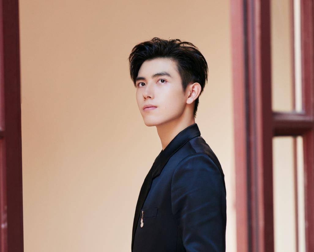 "跑男"陈飞宇紧紧捏住baby的名牌,baby反手护住,满满的求生欲_节目