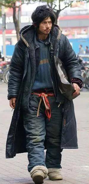 13年前红遍全网的"犀利哥",如今精神出了问题,一天要抽4包烟