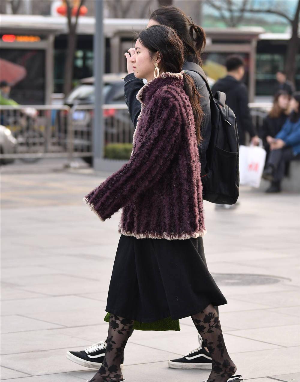 黑色提花丝袜,搭配黑色尖头细跟凉拖,春季的简约搭配_美女_风格_款式