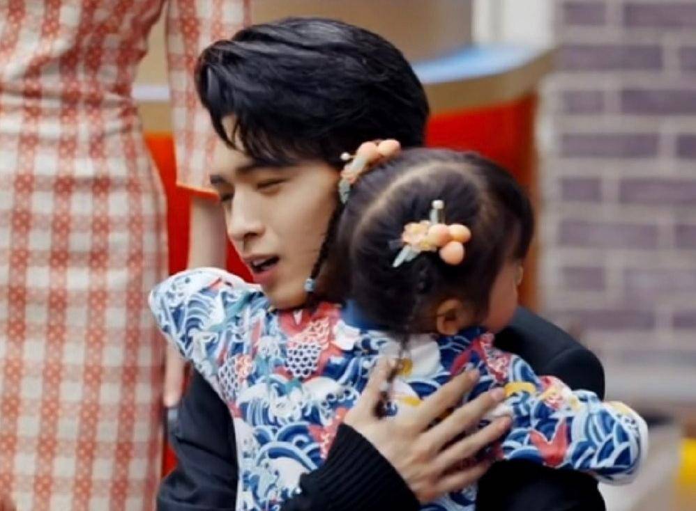 当小女孩体验完咏春课,要离开武馆之时,她特意跑过去跟秦霄贤告别,说