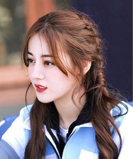 迪丽热巴美出新境界,刚换了个"鱼骨辫",轻松嫩成初恋脸_发型_头发