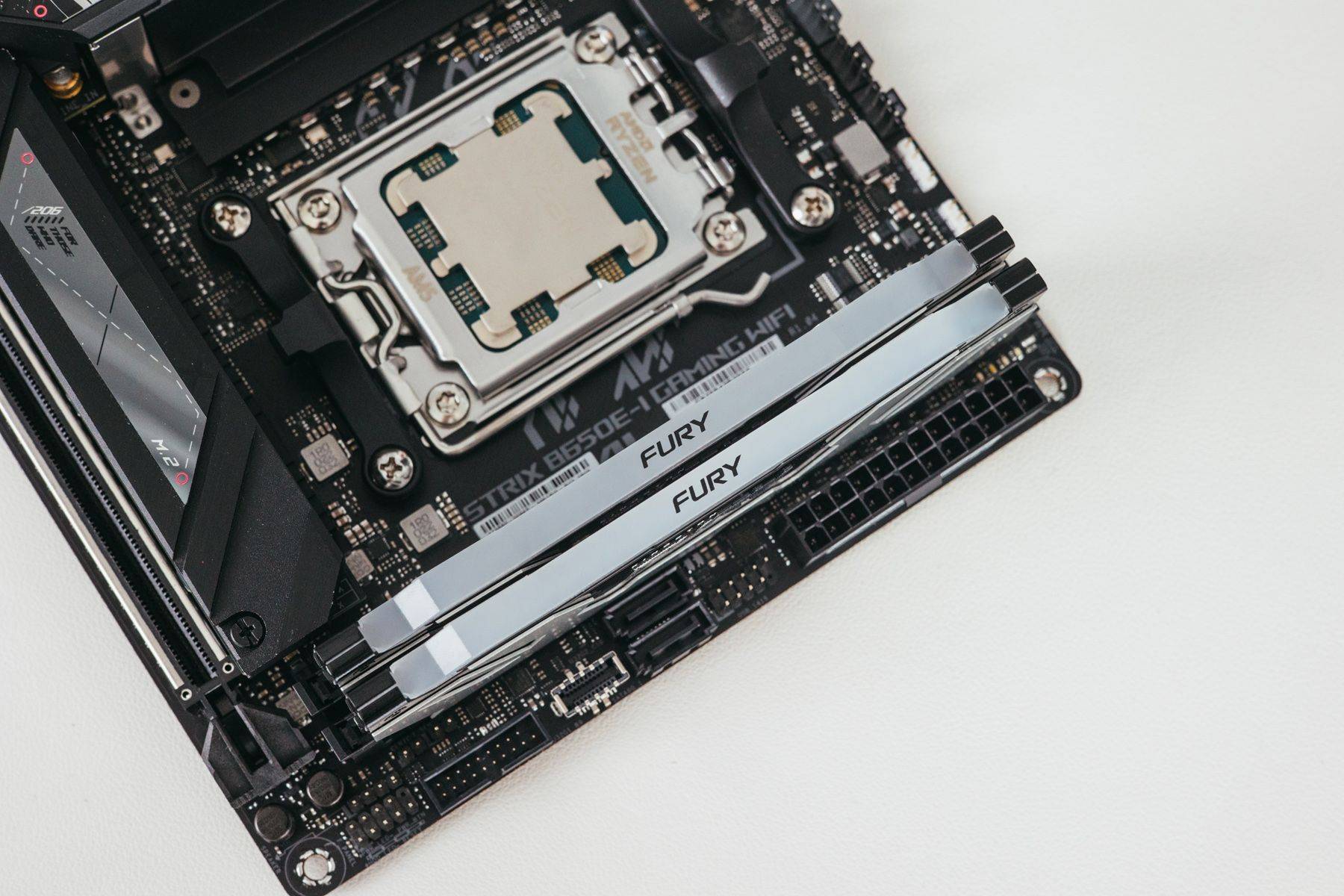 8l机箱里,华硕strix b650e-i 闪鳞s400装机_散热_主板_处理器