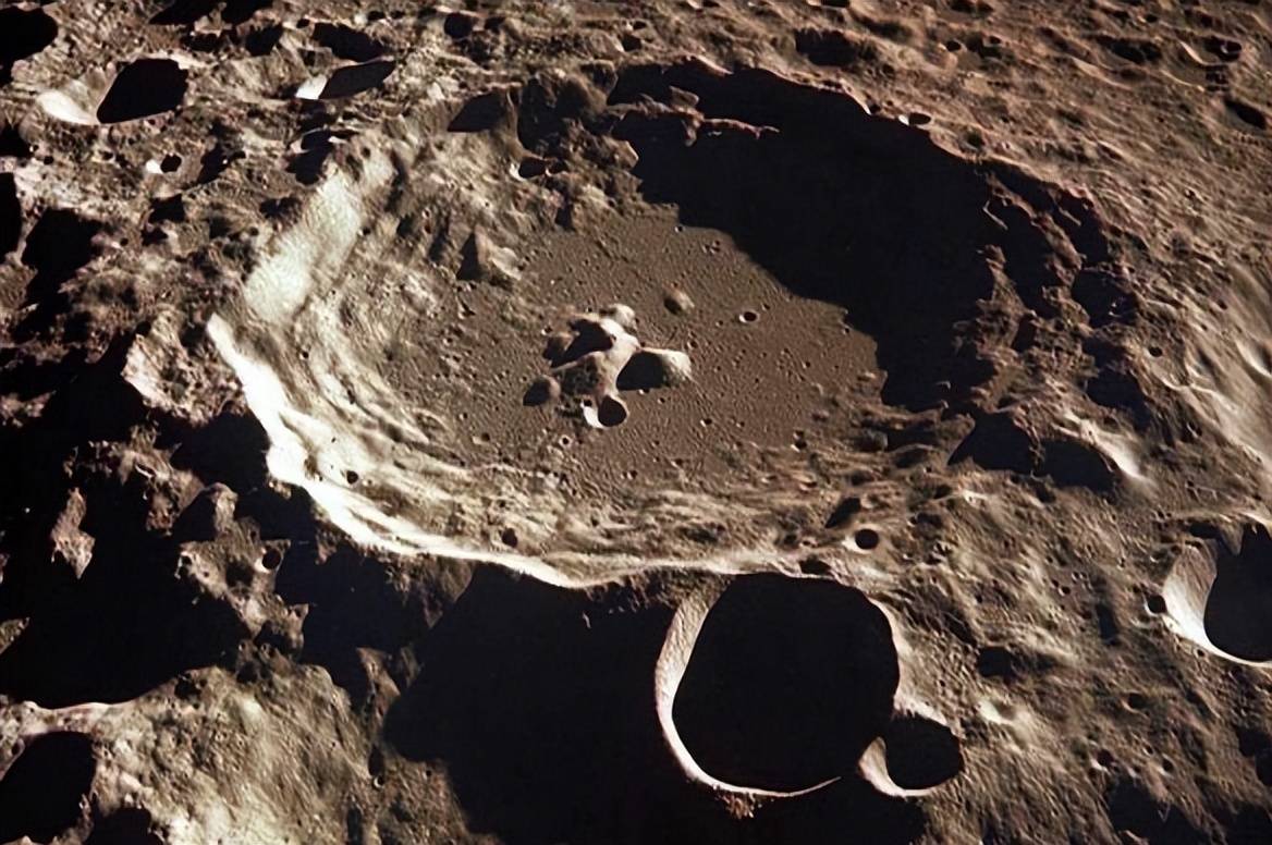 月球最大的陨石坑图片