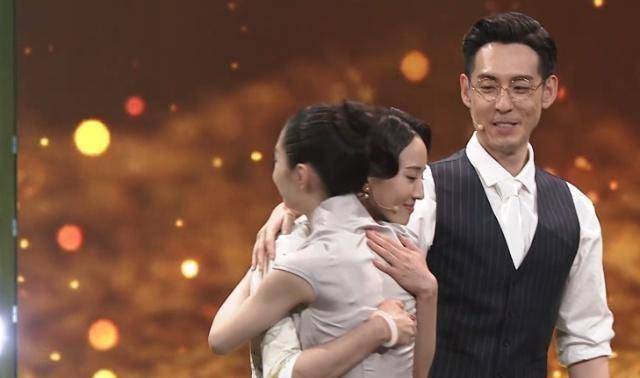 刘欢被淘汰,工作人员扑到他怀里哭,谁注意张钧甯表情