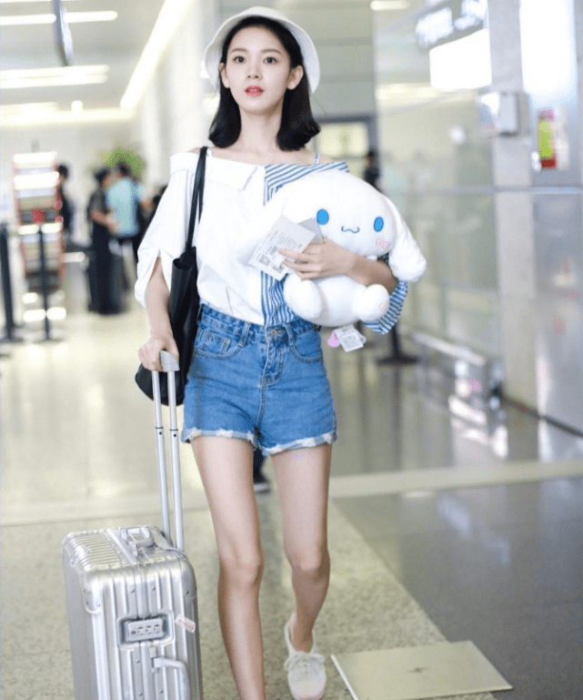 "烂菜叶"的牛仔短裤搭配学生装,陈瑶变身阳光少女!_时尚_气质_衣服