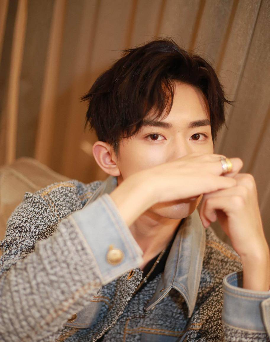 合作《少年的你》,演技简直让许多少女迷上了这一位痞帅痞帅的刘北山