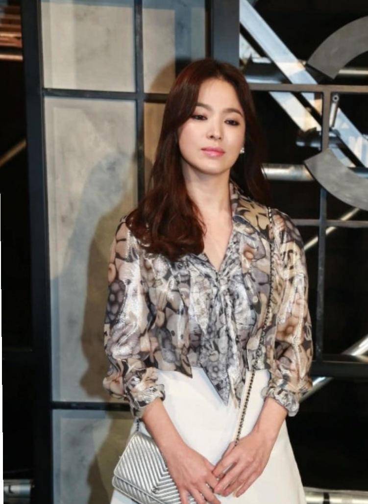 宋慧乔依旧魅力无限,穿印花衬衣配烟熏妆,格外妩媚动人_身材_时尚_宋