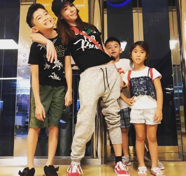 张柏芝晒三子正面照,跟老大老二完全不像,网友感叹:太有勇气了_儿子