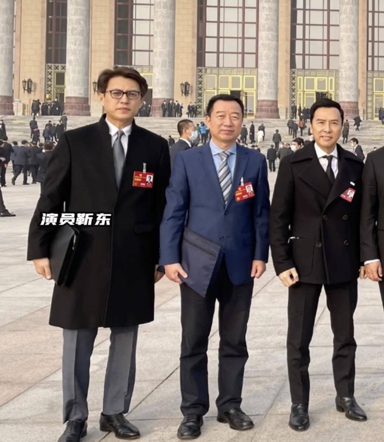 除了靳东的身高,张凯丽的衣品也很抢眼.