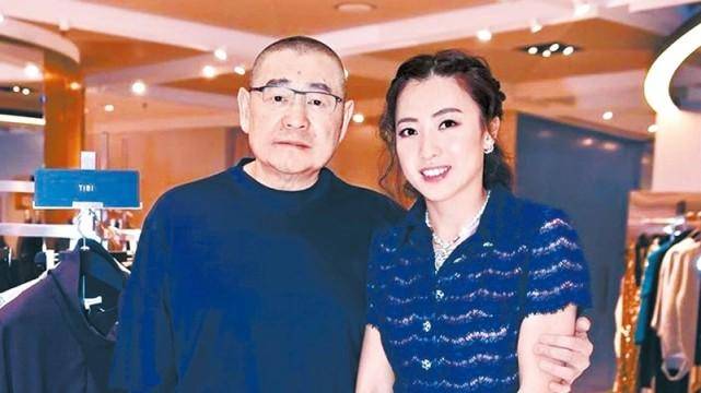 刘銮雄长子刘鸣炜与女友牵手逛街,女友才貌并存,不介意男神往事_简雪