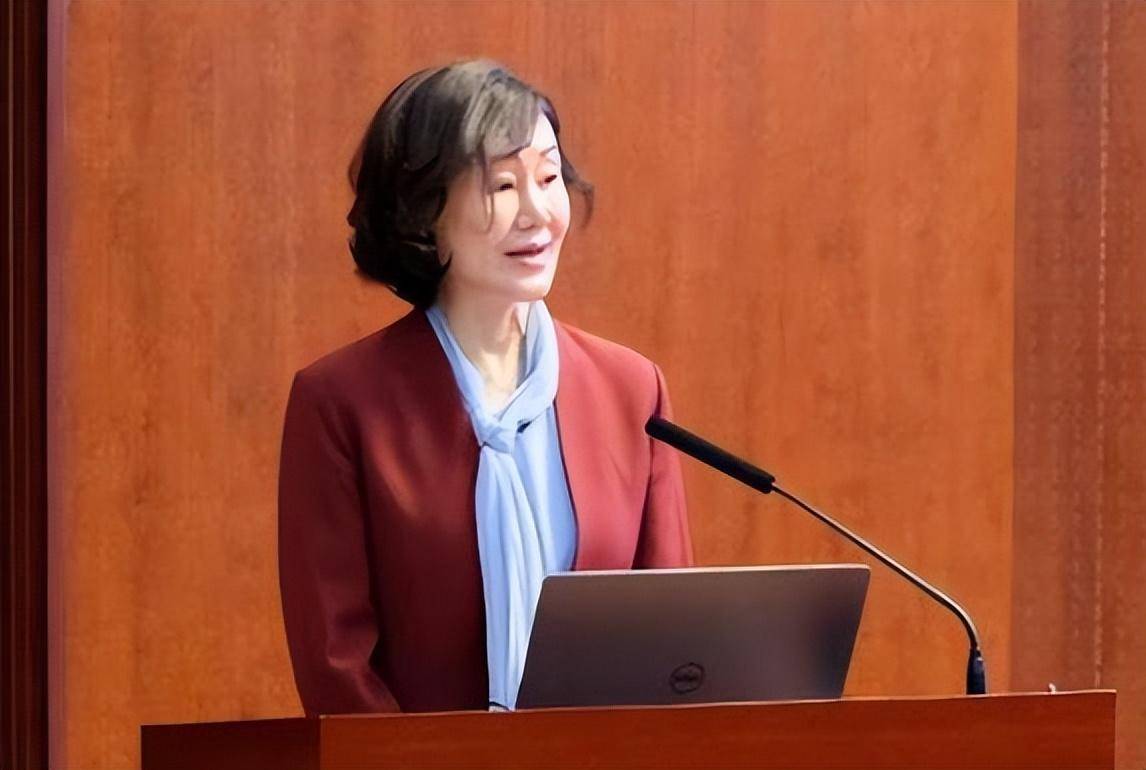 高校女子副校长走红,花420万打造科技脸,曾是寒门学子的榜样_沈志莉