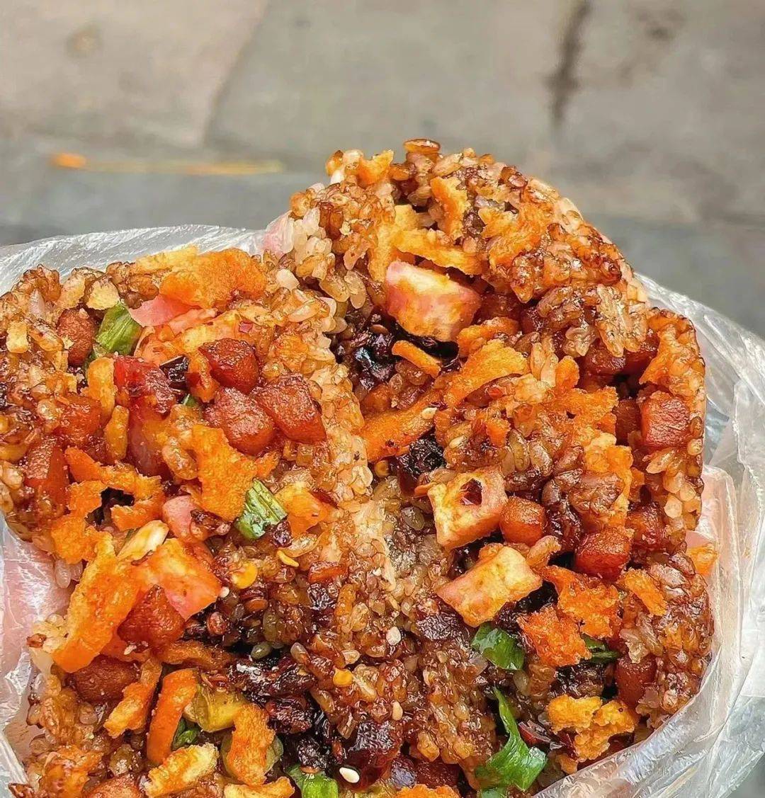 贵阳早晨六点就排长队的糯米饭!五块钱一大个,软糯咸香好吃绝了!_阿姨