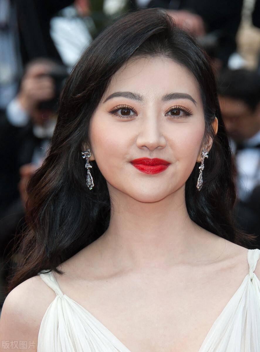 相比于同年龄的其他女明星,景甜不算是最漂亮的.