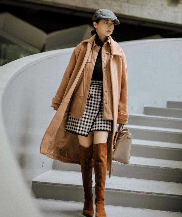 三木又解锁了一种新穿法,过膝大衣 高筒靴,优雅还高级_黑色_白色_时尚
