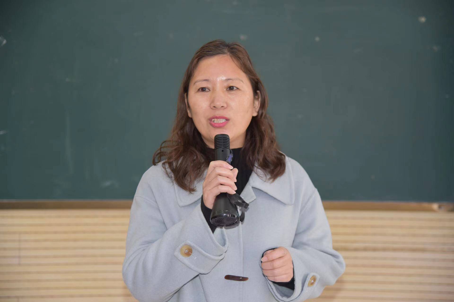 中学组张慧玲老师用诗意的语言,雅致的氛围来处理学生矛盾,用沟通打开