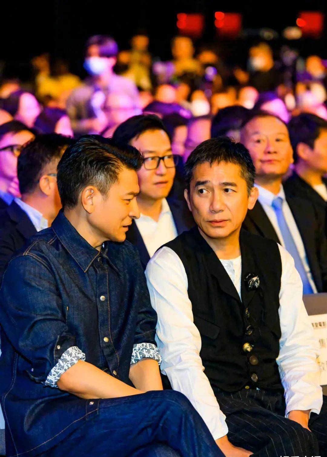 包括成龙,刘德华,梁朝伟,任达华,方中信,谢霆锋等10位影星