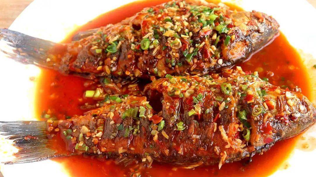 酒席上的一碗红烧鱼都是两条,而且要选一般大小.