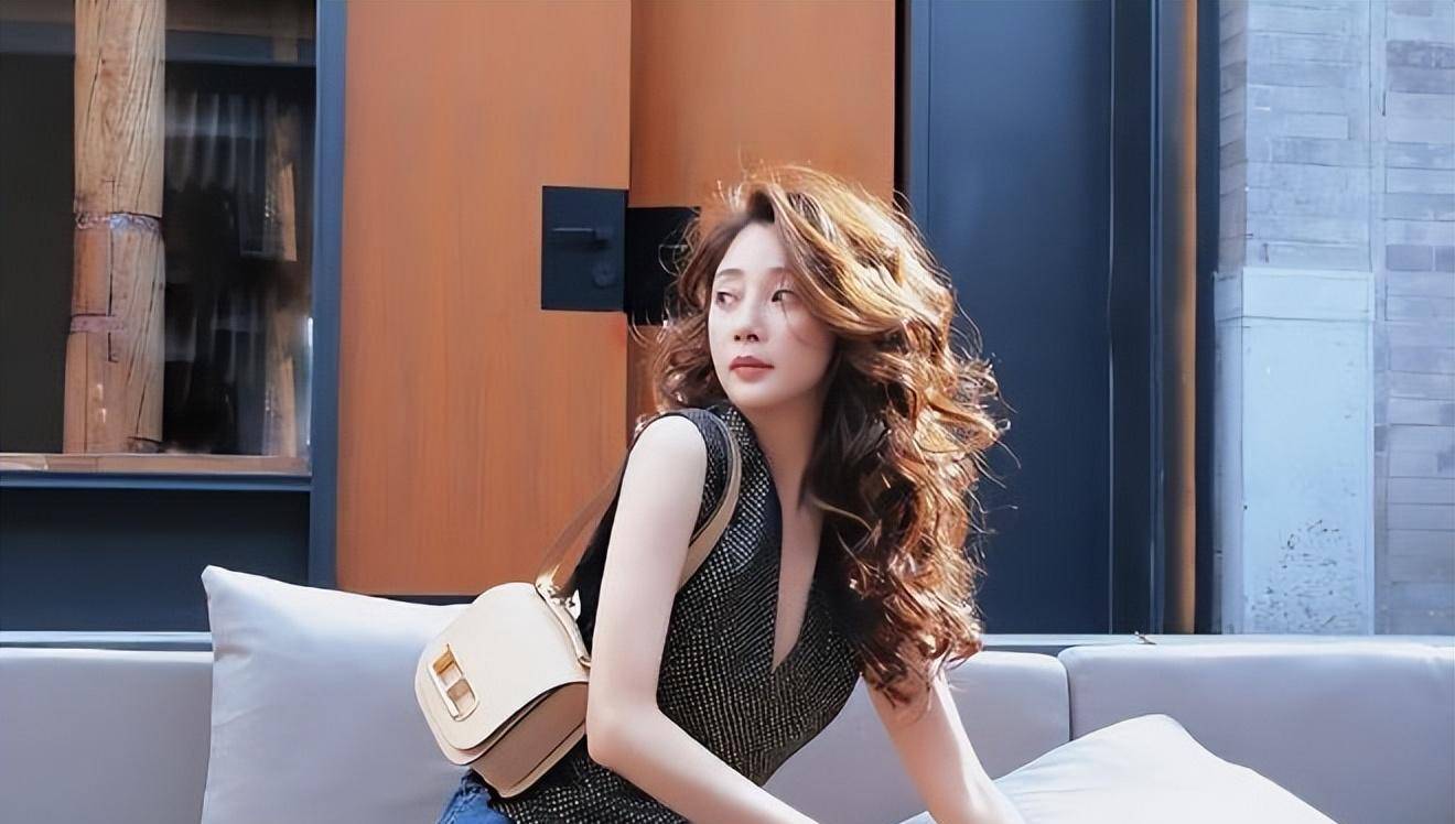 中年女星大比拼:李小冉的胸,许晴的臀,闫妮的腿,究竟谁最迷人_殷桃