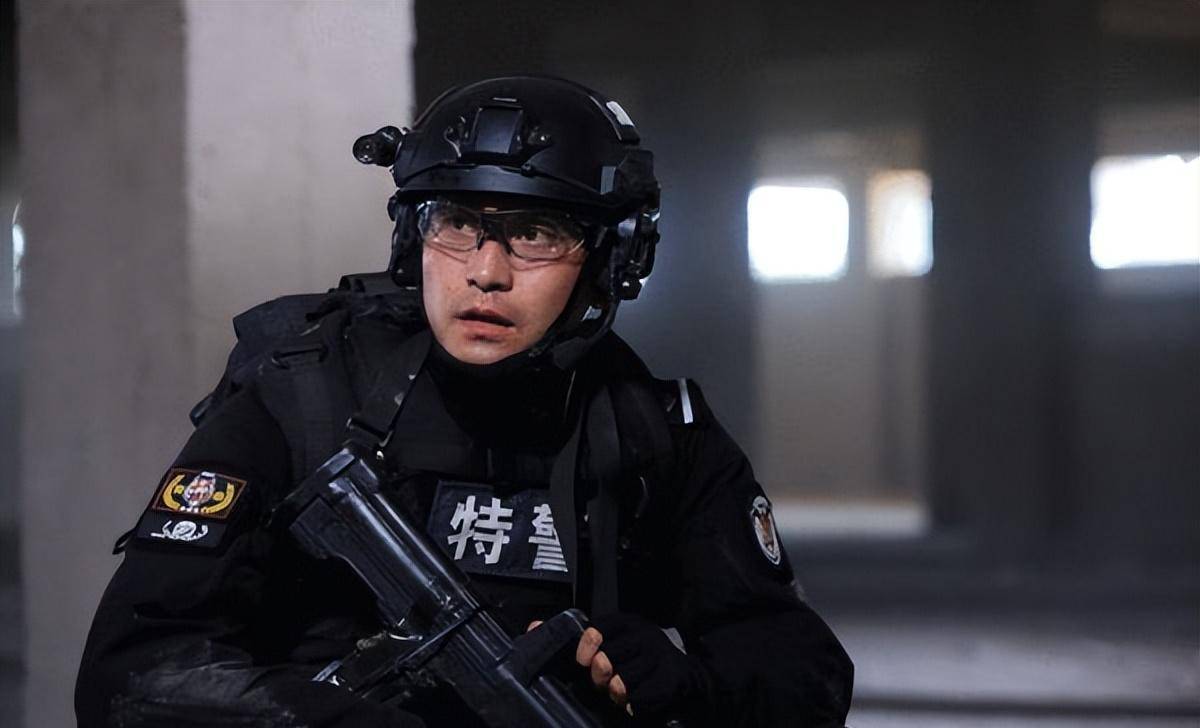 李飞:曾是熠熠生辉的明星,今卖鱼捡废品与母亲相依为命