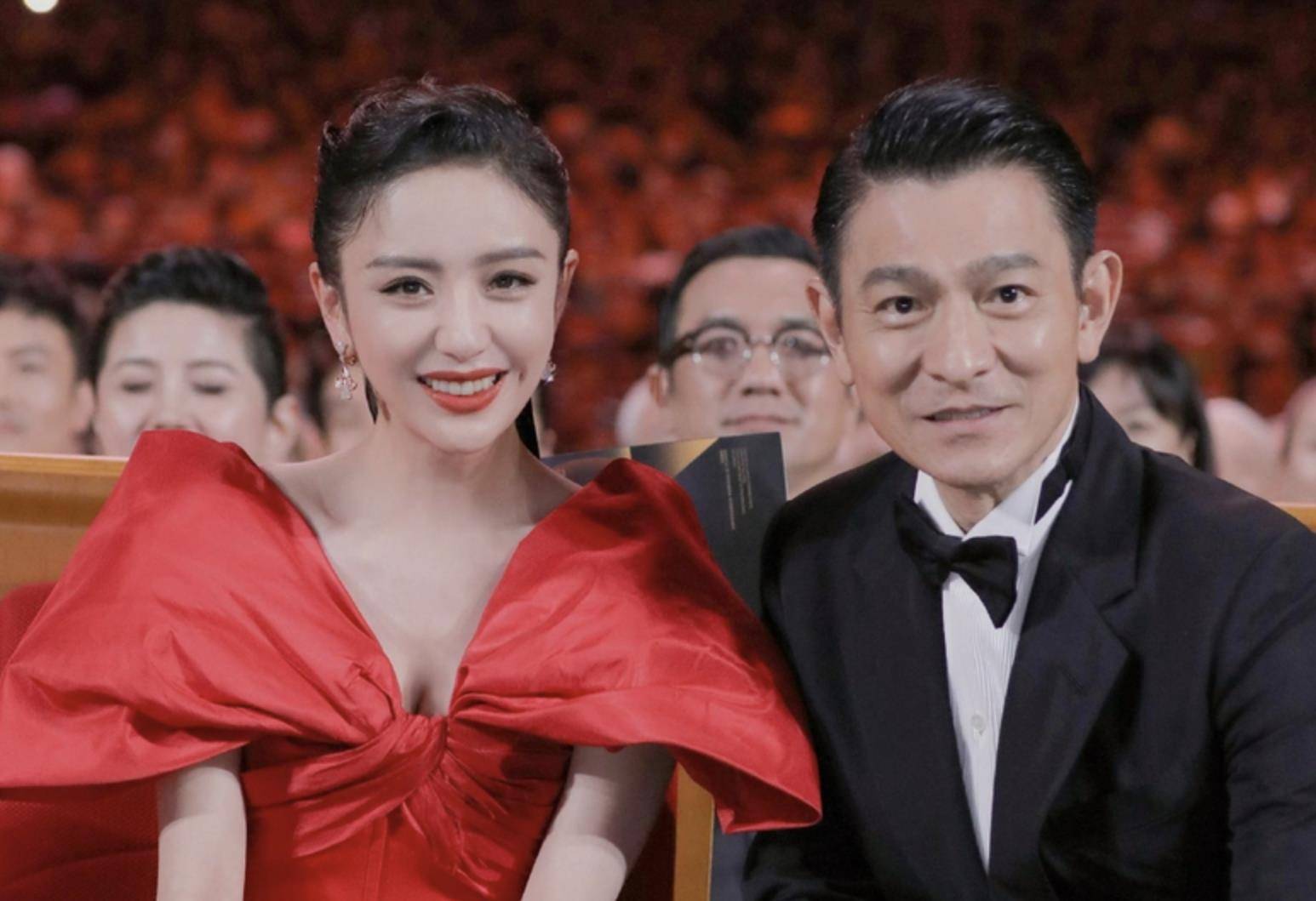 59岁的刘德华虽然没有得奖,却是昨晚金鸡奖的大赢家!