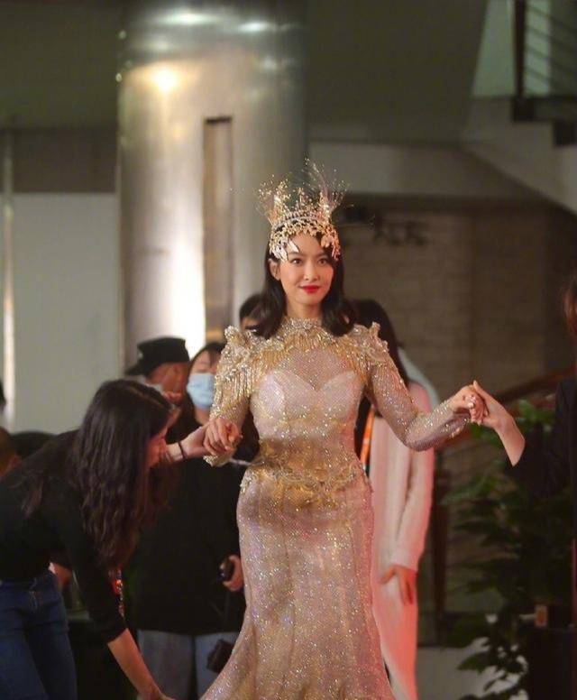 金鹰女神的战袍有四件衣服三十斤,完全看不出宋茜的优越感.