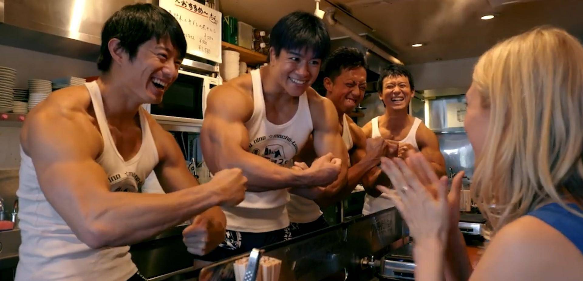 日本肌肉男餐厅引妹子争相排队,一进门就看愣了:还能好好吃饭吗_美女