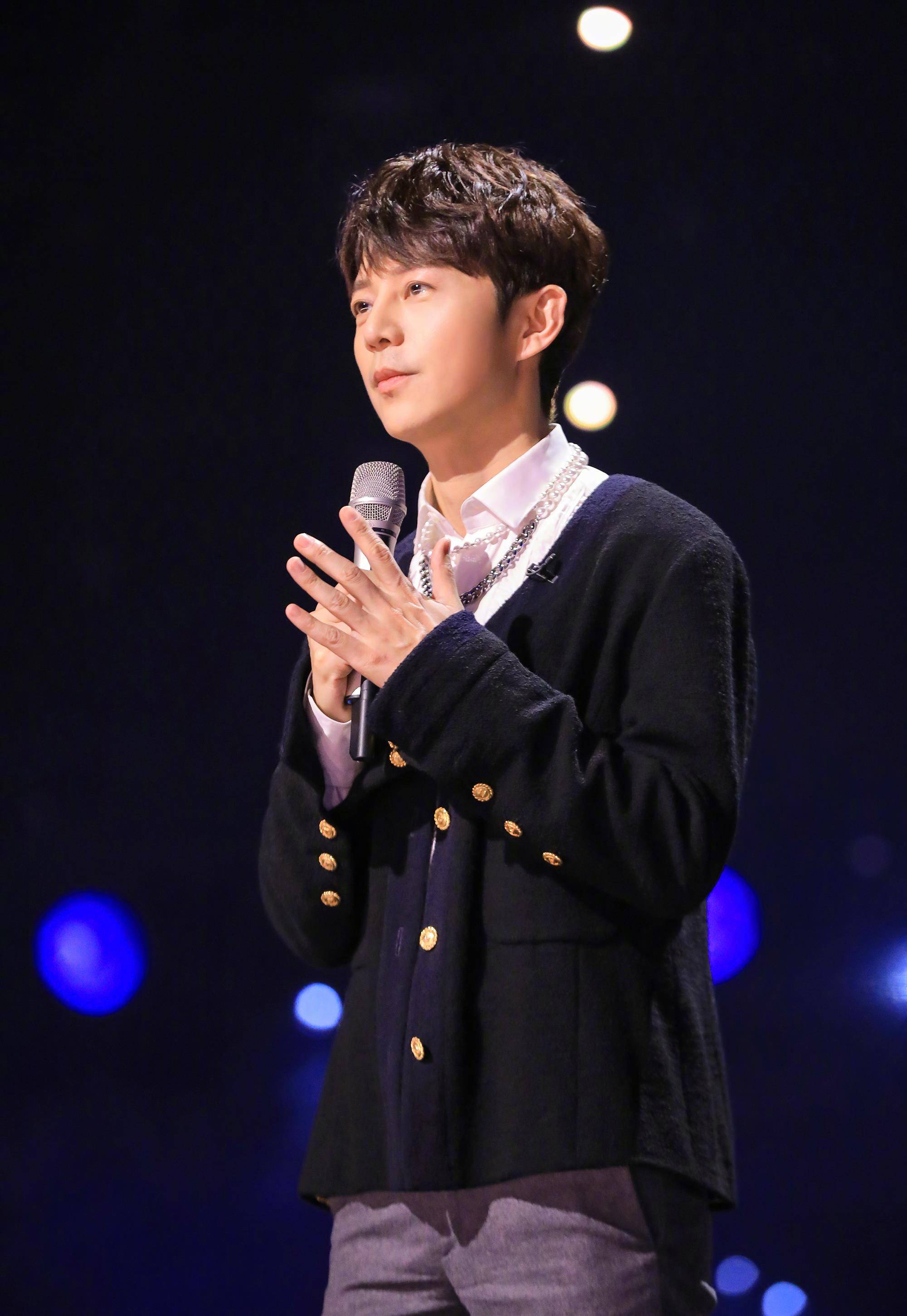 主持一哥何炅另一身份被扒!