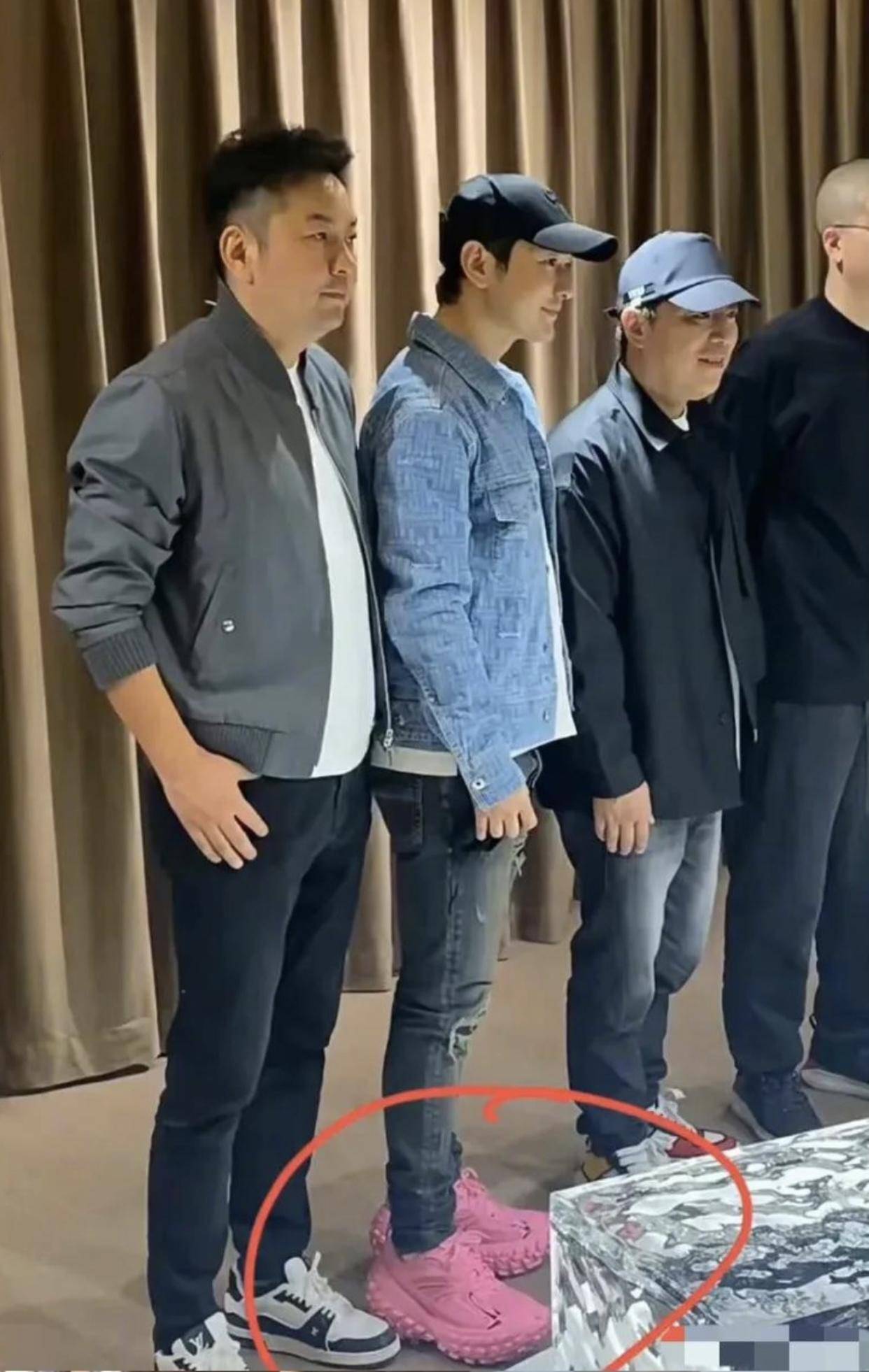 黄渤和黄晓明站在一起,躺着谁的身高网友黄晓明的鞋子是亮点_鞋底