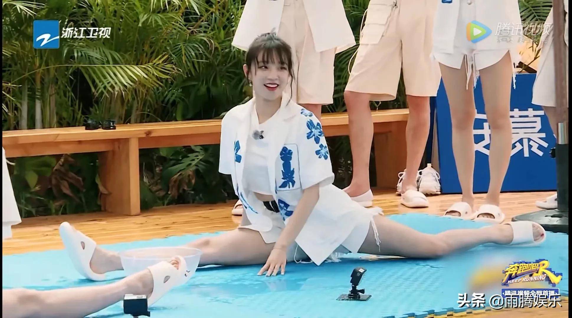 奔跑吧导演现场考验女爱豆:吴宣仪宋雨琦同时劈叉,舞蹈功底满分_节目